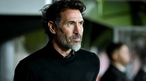 LA PLATA, ARGENTINA – APRIL 23: Eduardo Dominguez head coach of Estudiantes La Plata looks on prior to the Copa CONMEBOL Libertadores 2025 Group A match between Estudiantes and Botafogo at Jorge Luis Hirschi Stadium on April 23, 2025 in La Plata, Argentina. (Photo by Marcelo Endelli/Getty Images)