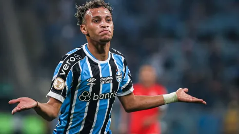 RS – PORTO ALEGRE – 21/05/2023 – BRASILEIRO A 2023, GREMIO X INTERNACIONAL – Bitello jogador do Gremio comemora seu gol durante partida contra o Internacional no estadio Arena do Gremio pelo campeonato BRASILEIRO A 2023. Foto: Maxi Franzoi/AGIF