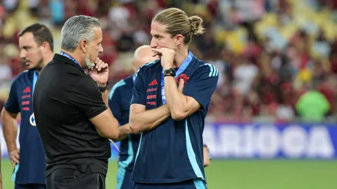 RJ – RIO DE JANEIRO – 22/02/2025 – CARIOCA 2025, FLAMENGO X MARICA -Filipe Luiz e Jose boto tecnico e dirigente do Flamengo comemoram titulo de campeao apos partida contra o Marica no estadio Maracana pela decisao do campeonato Carioca 2025. Foto: Thiago Ribeiro/AGIF