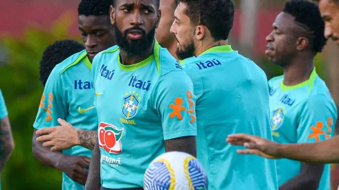 BA – SALVADOR – 17/11/2024 – BRASIL, TREINO SELECAO BRASILEIRA EM SALVADOR (BA) NESTE DOMINGO (17) – Gerson jogador do Brasil durante chegada do time para treino no estadio Barradao. Foto: Jhony Pinho/AGIF