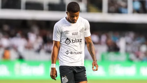 Kevyson jogador do Santos durante aquecimento antes da partida contra o Guarani no estádio Vila Belmiro pelo campeonato Paulista 2024. Foto: Reinaldo Campos/AGIF