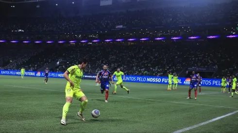 Raphael Veiga, jogador do Palmeiras, durante partida contra o Bahia no estadio Arena Allianz Parque pelo campeonato Brasileiro A 2024. Foto: Ettore Chiereguini/AGIF