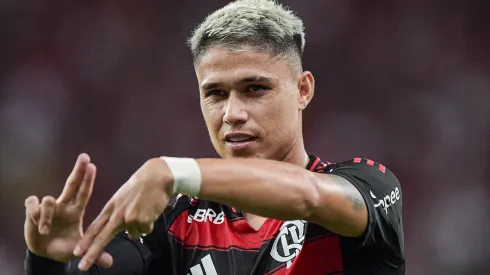 Luiz Araújo completou 100 jogos pelo Flamengo entrando em campo contra o Corinthians – Foto: Thiago Ribeiro/AGIF