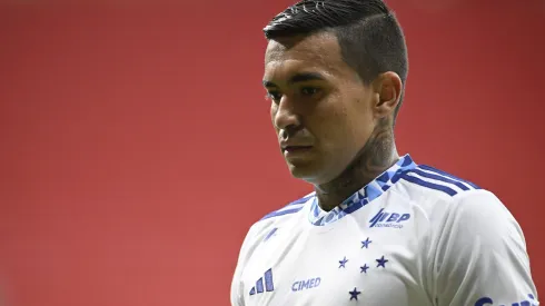 DF – BRASILIA – 22/01/2025 – MINEIRO 2025, ATHLETIC CLUB X CRUZEIRO – Dudu jogador do Cruzeiro durante partida contra o Athletic Club no estadio Mane Garrincha pelo campeonato Mineiro 2025. Foto: Mateus Bonomi/AGIF