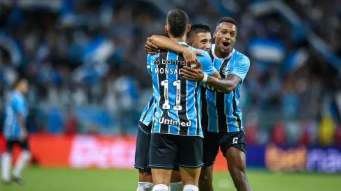 Jogadores do Grêmio comemoram gol no Gre-Nal 447. Foto: Lucas Uebel/Grêmio.
