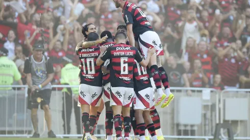 Everton jogador do Flamengo comemora seu gol com jogadores do seu time durante partida contra o Corinthians no estádio Maracanã pelo campeonato Brasileiro A 2025. Foto: Alexandre Loureiro/AGIF