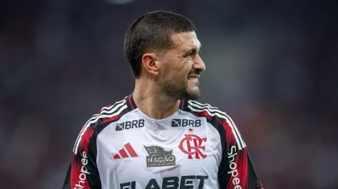 Arrascaeta jogador do Flamengo durante partida contra o Flamengo no estádio Maracanã pelo campeonato Brasileiro A 2025. Foto: Thiago Ribeiro/AGIF