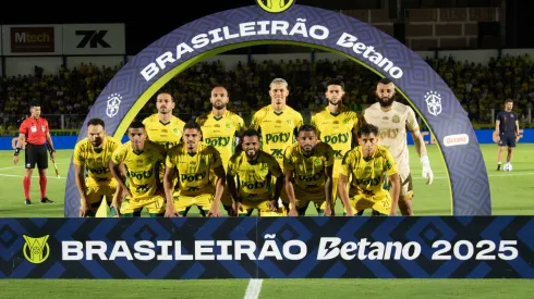 Jogadores do Mirassol posam para foto antes na partida contra Atlético-MG no estádio Jose Maria de Campos Maia pelo campeonato Brasileiro A 2025. Foto: Joisel Amaral/AGIF