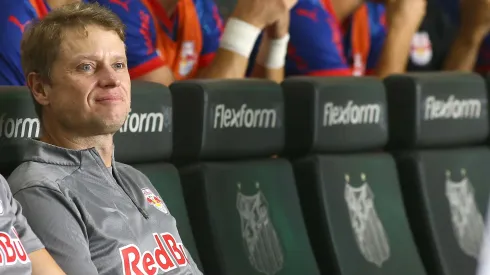 Fernando Seabra técnico do Bragantino durante partida contra o Santos no estádio Vila Belmiro pelo campeonato Brasileiro A 2025. Foto: Mauricio De Souza/AGIF