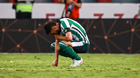 Jadson, jogador do Juventude, lamenta derrota para o Internacional, pelo Brasileirão Betano. Foto: Maxi Franzoi/AGIF.