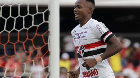 SP – Sao Paulo – 08/04/2017 – Paulista 2017 – Sao Paulo X Linense – jogador Thiago Mendes comemora o segundo gol do Sao Paulo durante partida de volta das quartas-de-finais do Campeonato Paulista no Estadio do Morumbi. Foto: Daniel Vorley/AGIF