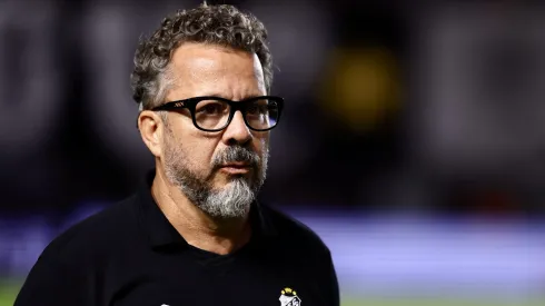 SP – SANTOS – 01/05/2025 – COPA DO BRASIL 2025, SANTOS X CRB – Cleber Xavier tecnico do Santos durante partida contra o CRB no estadio Vila Belmiro pelo campeonato Copa Do Brasil 2025. Foto: Marcello Zambrana/AGIF