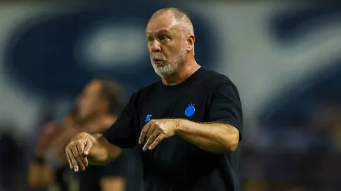 Mano Menezes chama atenção de jogadores após derrota na Copa do Brasil – FOTO: LUCAS UEBEL/GREMIO FBPA