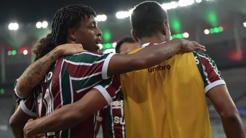 Keno jogador do Fluminense comemora seu gol com jogadores do seu time durante partida contra o Aparecidense no estádio Maracanã pelo campeonato Copa Do Brasil 2025. Foto: Thiago Ribeiro/AGIF
