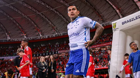 SP – PORTO ALEGRE – 06/04/2025 – BRASILEIRO A 2025, INTERNACIONAL X CRUZEIRO – Dudu do Cruzeiro durante entrada em campo para partida contra o Internacional no estadio Beira-Rio pelo campeonato Brasileiro A 2025. Foto: Maxi Franzoi/AGIF