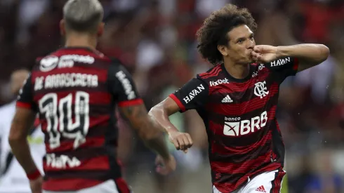 RIO DE JANEIRO, BRAZIL – MARCH 20: Willian Arão (R) of Flamengo celebrates with Arrascaeta after scoring the first goal of his team during the Campeonato Carioca 2022 Semi Final 2nd Leg match between Vasco da Gama and Flamengo at Maracana Stadium on March 20, 2022 in Rio de Janeiro, Brazil. (Photo by Buda Mendes/Getty Images)