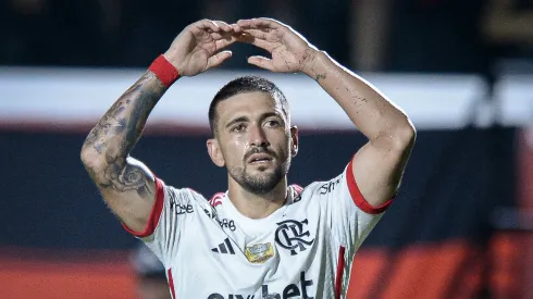 BA – SALVADOR – 06/04/2025 – BRASILEIRO A 2025, VITORIA X FLAMENGO – Arrascaeta jogador do Flamengo comemora seu gol durante partida contra o Vitoria no estadio Barradao pelo campeonato Brasileiro A 2025. Foto: Jhony Pinho/AGIF