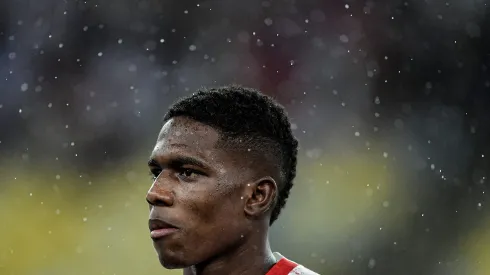 Henry Mosquera jogador do Bragantino durante partida contra o Flamengo no estádio Maracanã pelo campeonato Brasileiro A 2024. Foto: Thiago Ribeiro/AGIF