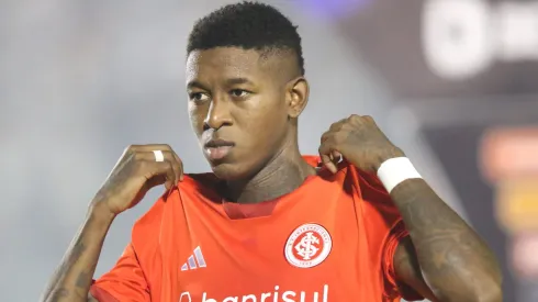 Vitão em ação pelo Internacional.