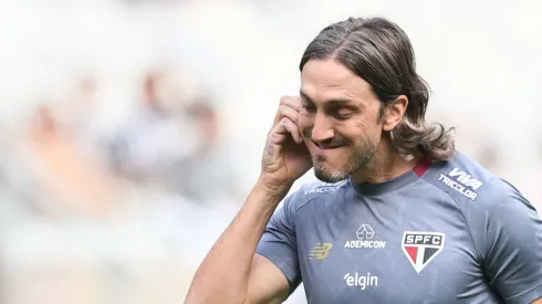 Luis Zubeldia técnico do Sao Paulo durante partida contra o Atlético-MG no estadio Mineirao pelo campeonato Brasileiro A 2025. Foto: Gilson Lobo/AGIF