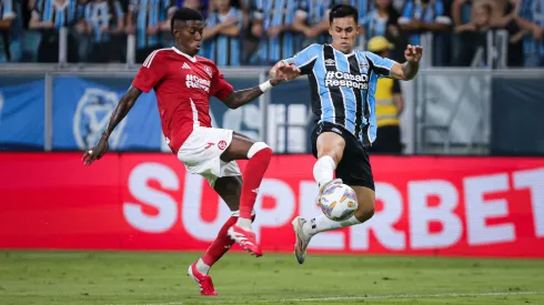 Aravena, jogador do Grêmio, disputa lance com Vitão, jogador do Internacional durante partida na Arena do Grêmio pelo campeonato Gaúcho 2025. Foto: Maxi Franzoi/AGIF