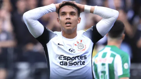 Giovane, jogador do Corinthians, lamenta durante partida contra o Juventude pelo campeonato Brasileiro A 2024. Foto: Marcello Zambrana/AGIF