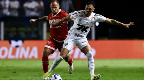 SP – SANTOS – 01/05/2025 – COPA DO BRASIL 2025, SANTOS X CRB – Diego Pituca jogador do Santos durante partida contra o CRB no estadio Vila Belmiro pelo campeonato Copa Do Brasil 2025. Foto: Marcello Zambrana/AGIF