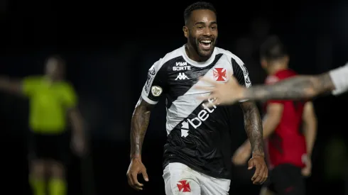 Alex Teixeira voltou a ganhar mais oportunidades no Vasco – Foto: Jorge Rodrigues/AGIF