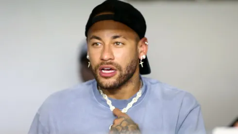 Neymar acompanha equipe santista – Foto: Mauricio De Souza/AGIF