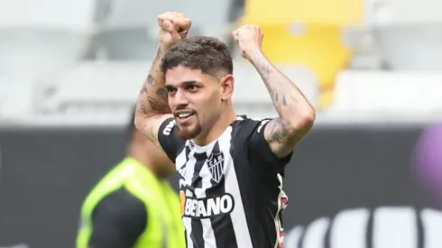 Rubens comemora um dos gols marcados com a camisa do Atlético-MG. Foto: Gilson Lobo/AGIF.