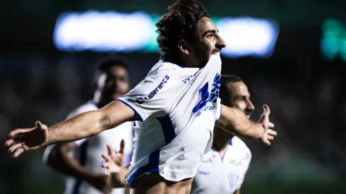 Emprestado pelo Vasco, JP marcou pelo Avaí contra o Goiás – Foto: Isabela Azine/AGIF