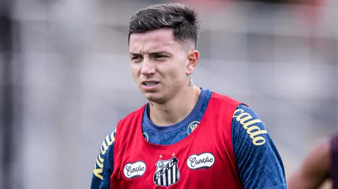 Barreal em ação no CT Rei Pelé