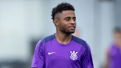 Diego Palacios, lateral-esquerdo do Corinthians, em treinamento