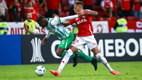Vitinho, jogador do Internacional, disputa lance com andres Roman, jogador do Atlético Nacional. Foto: Maxi Franzoi/AGIF