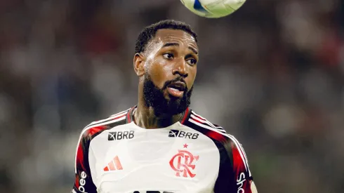Gerson em disputa de bola na Libertadores