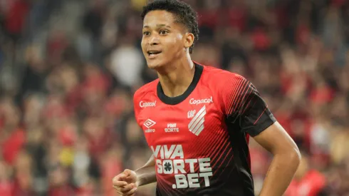 PR – CURITIBA – 04/05/2025 – BRASILEIRO B 2025, ATHLETICO-PR X BOTAFOGO-SP – Tevis jogador do Athletico-PR comemora seu gol durante partida contra o Botafogo-SP no estadio Arena da Baixada pelo campeonato Brasileiro B 2025. Foto: Robson Mafra/AGIF