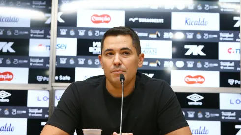 SP – SANTOS – 30/04/2025 – SANTOS, APRESENTACAO CLEBER XAVIER – Pedro Martins CEO durante sua apresentacao oficial em coletiva de imprensa realizada no Vila Belmiro do novo treinador Cleber Xavier. Foto: Mauricio De Souza/AGIF