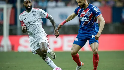 BA – SALVADOR – 05/10/2024 – BRASILEIRO A 2024, BAHIA X FLAMENGO – Thaciano jogador do Bahia disputa lance com Gerson jogador do Flamengo durante partida no estadio Arena Fonte Nova pelo campeonato Brasileiro A 2024. Foto: Jhony Pinho/AGIF