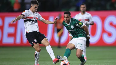 SP – SAO PAULO – 10/03/2025 – PAULISTA 2025, PALMEIRAS X SAO PAULO – Vitor Roque jogador do Palmeiras disputa lance com Oscar jogador do Sao Paulo durante partida no estadio Arena Allianz Parque pelo campeonato Paulista 2025. Foto: Ettore Chiereguini/AGIF