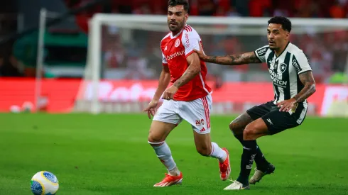 RS – PORTO ALEGRE – 04/12/2024 – BRASILEIRO A 2024, INTERNACIONAL X BOTAFOGO – Bruno Tabata jogador do Internacional durante partida contra o Botafogo no estadio Beira-Rio pelo campeonato Brasileiro A 2024. Foto: Luiz Erbes/AGIF