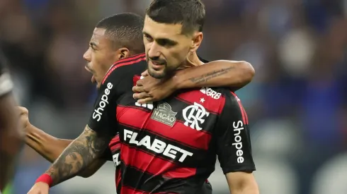 Arrascaeta jogador do Flamengo comemora seu gol durante partida contra o Cruzeiro no estádio Mineirão pelo campeonato Brasileiro A 2025. Foto: Gilson Lobo/AGIF