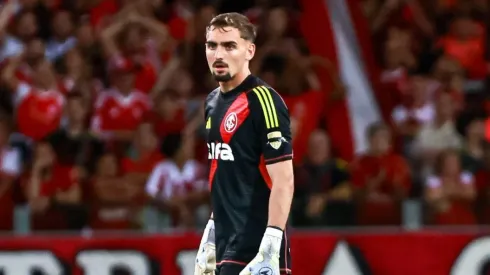 Anthoni goleiro do Internacional durante partida contra o Atlético Nacional no estádio Beira-Rio pelo campeonato Copa Libertadores 2025.