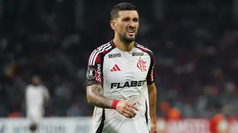 SANTIAGO DEL ESTERO, ARGENTINA – MAY 07: Giorgian De Arrascaeta of Flamengo gestures during the Copa CONMEBOL Libertadores 2025 Group C match between Central Cordoba and Flamengo at Estadio Unico Madre de Ciudades on May 07, 2025 in Santiago del Estero, Argentina. (Photo by Joaquín Camiletti/Getty Images)