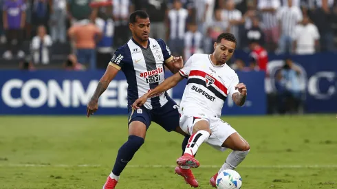 LIMA, PERU – MAY 06: Miguel Trauco of Alianza Lima and Matheus Alves of Sao Paulo battle for the ball during a Copa CONMEBOL Libertadores 2025 game between Alianza Lima and Sao Paulo at Estadio Alejandro Villanueva on May 06, 2025 in Lima, Peru. (Photo by Fernando Sangama/Getty Images)