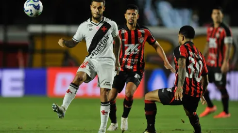BA – SALVADOR – 10/05/2025 – BRASILEIRO A 2025, VITORIA X VASCO – Coutinho jogador do Vasco durante partida contra o Vitoria no estadio Barradao pelo campeonato Brasileiro A 2025. Foto: Jhony Pinho/AGIF