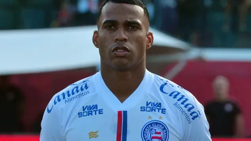 BA – SALVADOR – 23/03/2025 – BAIANO 2025, VITORIA X BAHIA – Jean Lucas, jogador do Bahia durante execucao do hino nacional antes da partida contra o Vitoria no estadio Barradao pelo campeonato Baiano 2025. Foto: Walmir Cirne/AGIF