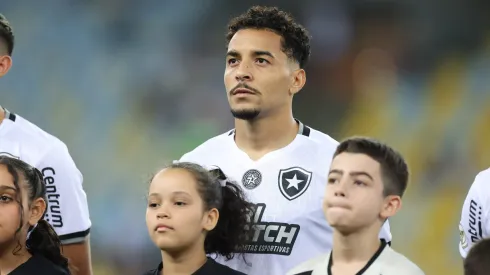 RIO DE JANEIRO, BRAZIL – SEPTEMBER 21: Gregore of Botafogo stands before a Brasileirao 2024 match between Fluminense and Botafogo at Maracana Stadium on September 21, 2024 in Rio de Janeiro, Brazil. (Photo by Lucas Figueiredo/Getty Images)