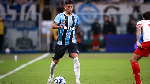 Cristian Olivera em ação pelo Grêmio contra o Bragantino – Foto: Maxi Franzoi/AGIF