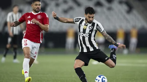 Alex Telles, jogador do Botafogo, chuta para marcar seu gol durante partida contra o Internacional pelo campeonato Brasileiro A 2025. Foto: Jorge Rodrigues/AGIF