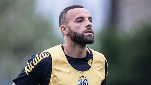 Guilherme em treino no CT Rei Pelé